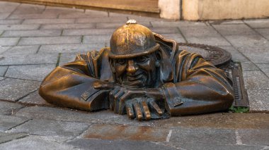 Gözlemci Cumil adlı bronz heykel, ya da iş başında olan adam, Bratislava, Slovakya
