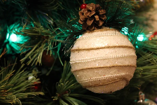 Ornamento artesanal branco pendurado em uma árvore de Natal — Fotografia de Stock