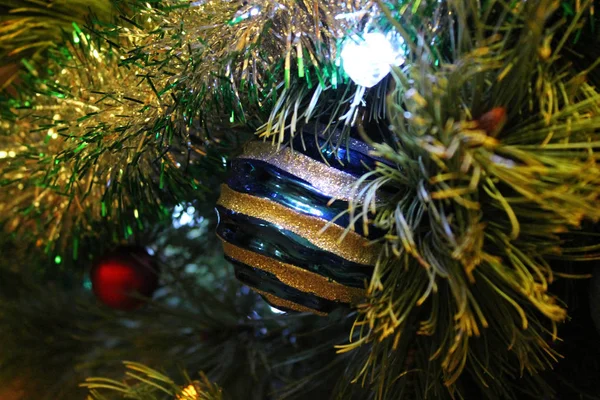 Modrá ozdoba zavěšená na vánočním stromku — Stock fotografie