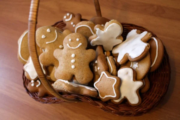 Homemade gingerbread men in the woven basket — Stock Photo, Image