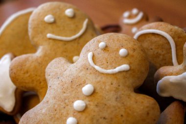 Dokuma sepetinde Mutlu zencefilli erkek