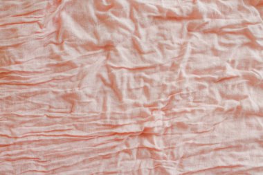 Yumuşak şeftali renkli buruşturulmuş kumaş doku soyut arka plan