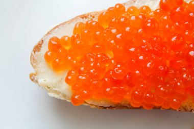 Beyaz tabak tereyağı ile kırmızı havyar sandviç iştah açıcı
