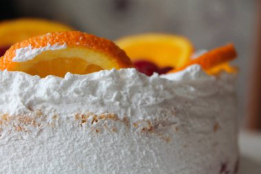 Krema, taze meyve ve jöle ile tatlı lezzetli kek