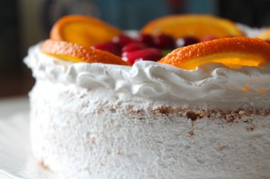 Krema, taze meyve ve jöle ile tatlı lezzetli kek