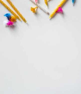 Beyaz arka planda parlak renkli doğum günü mumları