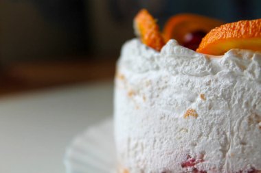 Krema, taze meyve ve jöle ile tatlı lezzetli kek