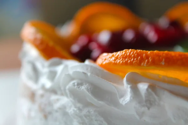 Söt välsmakande kaka med grädde, färsk frukt och gelé — Stockfoto