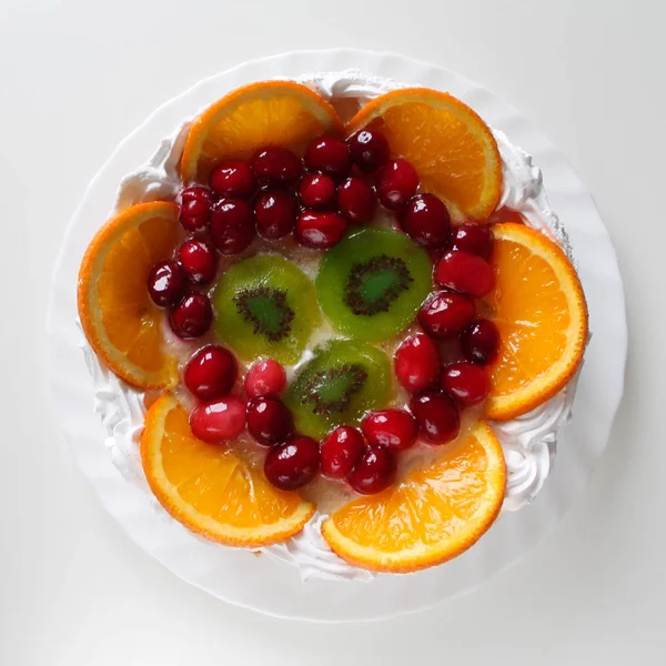 Dulce pastel sabroso con crema, fruta fresca y jalea — Foto de Stock