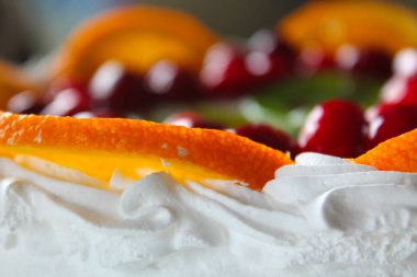 Krema, taze meyve ve jöle ile tatlı lezzetli kek