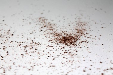 Beyaz masa üzerinde kakao tozu ile soyut arka plan