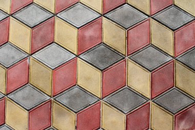 Zeminde renkli geometrik karolar