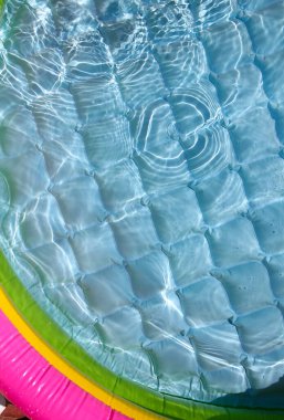 Su dalgalarıyla parlak mavi kürek yüzeyi