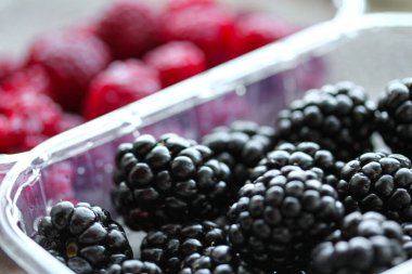 Plastik kutularda taze böğürtlenli arka plan.