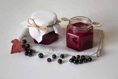 Cam kavanozlarda kuşüzümü reçeli