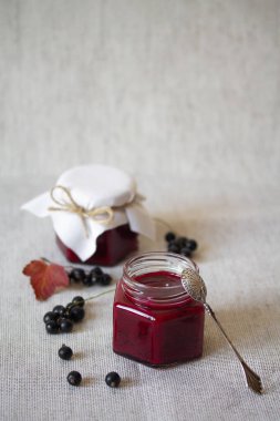 Cam kavanozlarda kuşüzümü reçeli