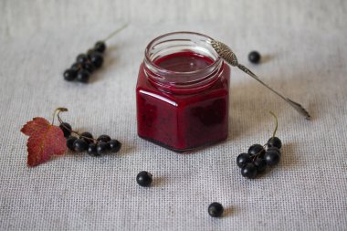 Cam kavanozlarda kuşüzümü reçeli