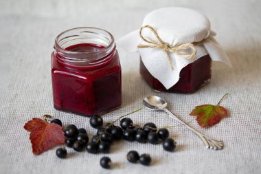 Cam kavanozlarda kuşüzümü reçeli