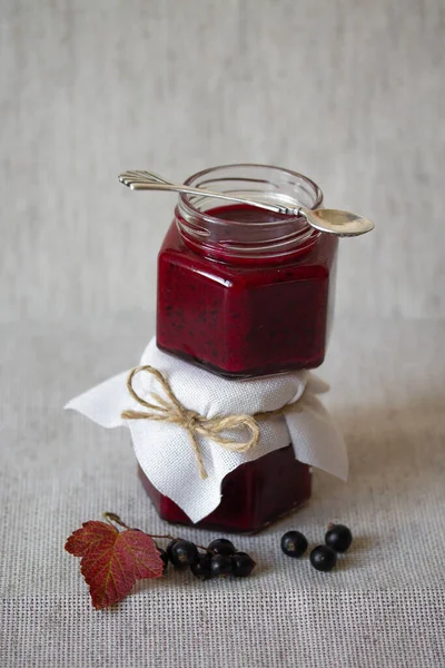 Confiture de cassis dans des pots en verre — Photo