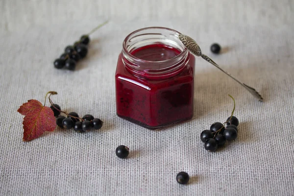 Cam kavanozlarda kuşüzümü reçeli