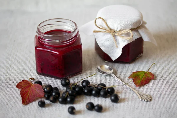 Cam kavanozlarda kuşüzümü reçeli