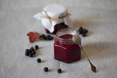 Cam kavanozlarda kuşüzümü reçeli