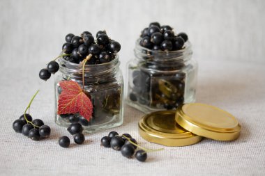 Cam kavanozlarda siyah frenk üzümü