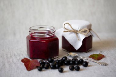 Cam kavanozlarda kuşüzümü reçeli