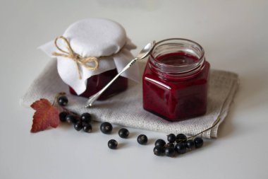 Cam kavanozlarda kuşüzümü reçeli