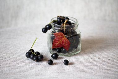 Cam kavanozda siyah frenk üzümü