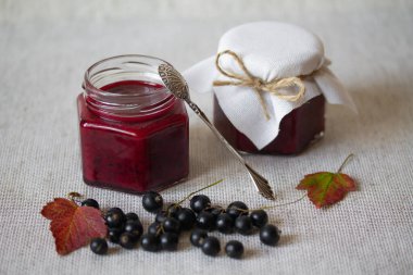 Cam kavanozlarda kuşüzümü reçeli