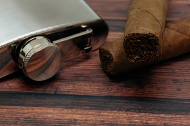 Masada paslanmaz çelik matara ve Küba purosu.