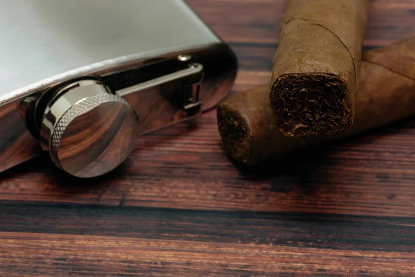 Edelstahlkolben Und Kubanische Zigarren Auf Einem Tisch — Stockfoto