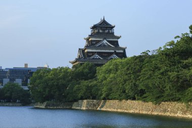 5 Ağustos 2020, Hiroşima, Japonya - Otagawa nehrinin kenarındaki Hiroşima Kalesi 'nin yaz manzarası.