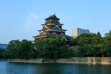 5 Ağustos 2020, Hiroşima, Japonya - Otagawa nehrinin kenarındaki Hiroşima Kalesi 'nin yaz manzarası.