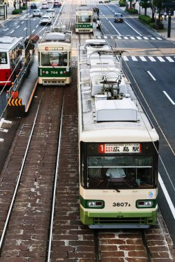 5 Ağustos 2020, Hiroşima, Japonya - Hiroşima tramvayları (Hiroden) Hondori Caddesi 'nden geçmektedir..