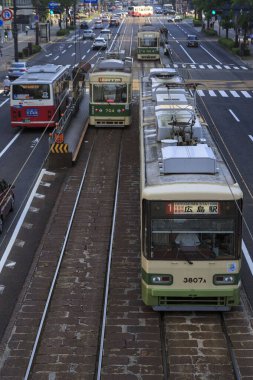 5 Ağustos 2020, Hiroşima, Japonya - Hiroşima tramvayları (Hiroden) Hondori Caddesi 'nden geçmektedir..
