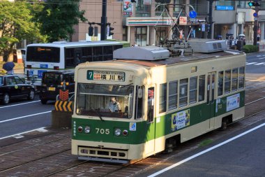5 Ağustos 2020, Hiroshima, Japonya - Hiroden tramvayı (Hiroden) Hondori Caddesi 'nden geçiyor..