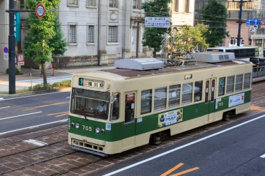 5 Ağustos 2020, Hiroshima, Japonya - Hiroden tramvayı (Hiroden) Hondori Caddesi 'nden geçiyor..