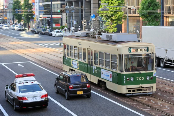 5 Ağustos 2020, Hiroshima, Japonya - Hiroden tramvayı (Hiroden) Hondori Caddesi 'nden geçiyor..