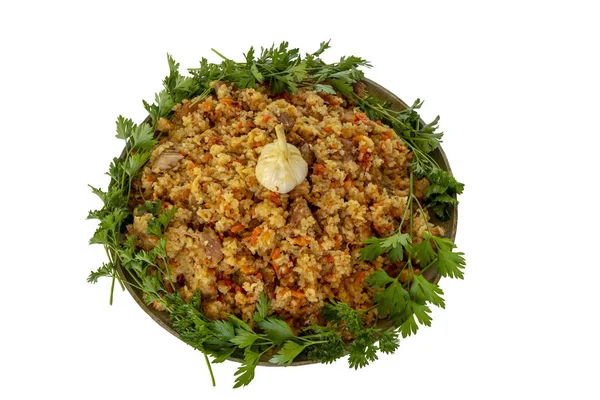 Pilaf com carne bovina, cenouras, cebolas, alho, pimenta. Um prato tradicional da cozinha asiática. Caminho de recorte — Fotografia de Stock