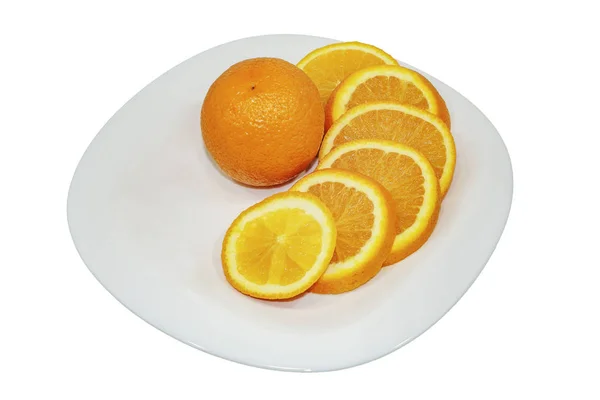 Pomarańczowe owoce i pomarańczowe segmenty izolowane na białej płytce. Ścieżka przycinająca — Zdjęcie stockowe