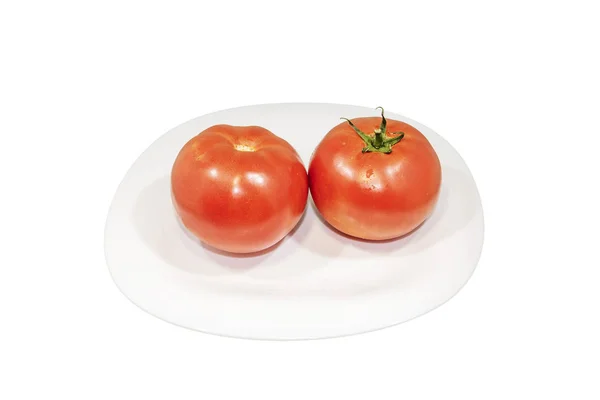 Dos tomates frescos en un plato blanco. Recorte de ruta — Foto de Stock