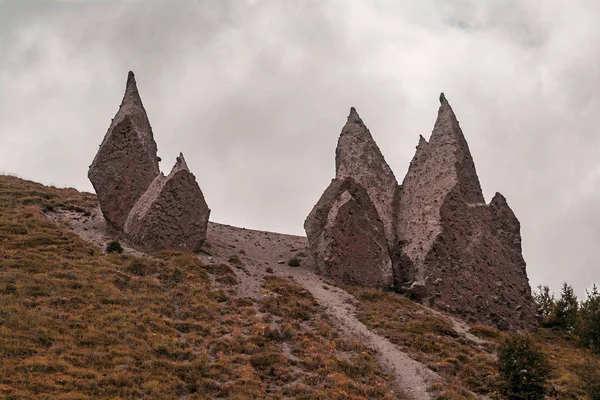 Paisaje natural rocas de montaña, laderas del Cáucaso. Tema para el diseño de telón de fondo de viaje. Cáucaso Norte, Rusia . — Foto de Stock