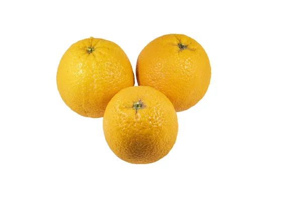 Trois orange fraîche mûre isolée sur fond blanc. Sentier de coupe — Photo
