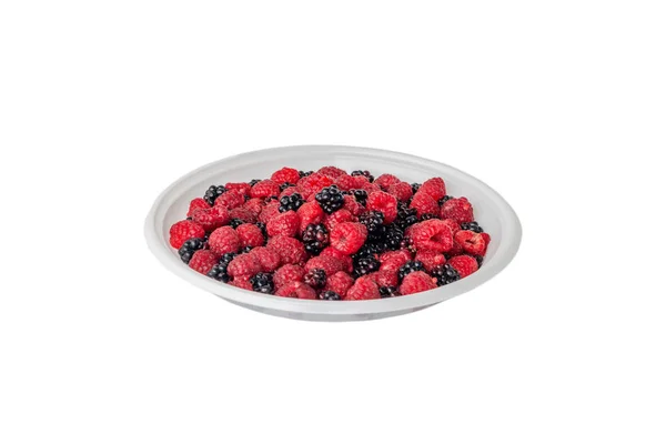 Framboises et mûres fraîches sur une assiette en plastique blanc. Sentier de coupe . — Photo