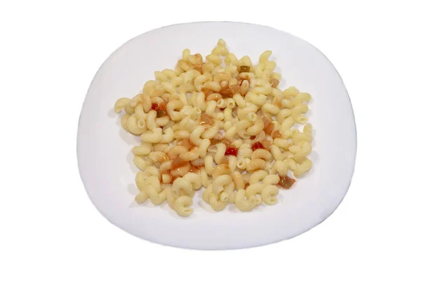 Un plato blanco de macarrones con ketchup. Aislado sobre fondo blanco con ruta de recorte. Primer plano . — Foto de Stock