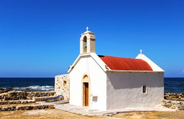 Denize yakın parlak yaz fotoğraf kilise. Yunanistan. Akdeniz. Avrupa'da tatil. Tatil. Turizm. Seyahat.