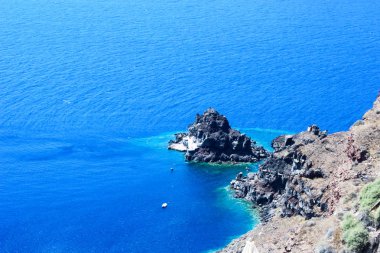 Kayalar ve deniz. Yunanistan. Seyahat. Turizm. Tatil. Rahatlama.