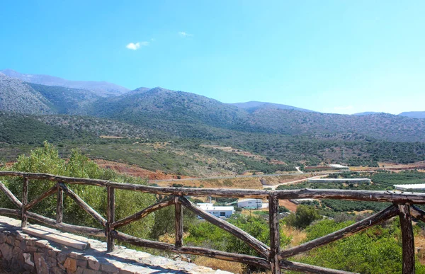 Letní Krajina Dřevěný Plot Stromy Hory Obloha Kréta Řecko Cestuje — Stock fotografie